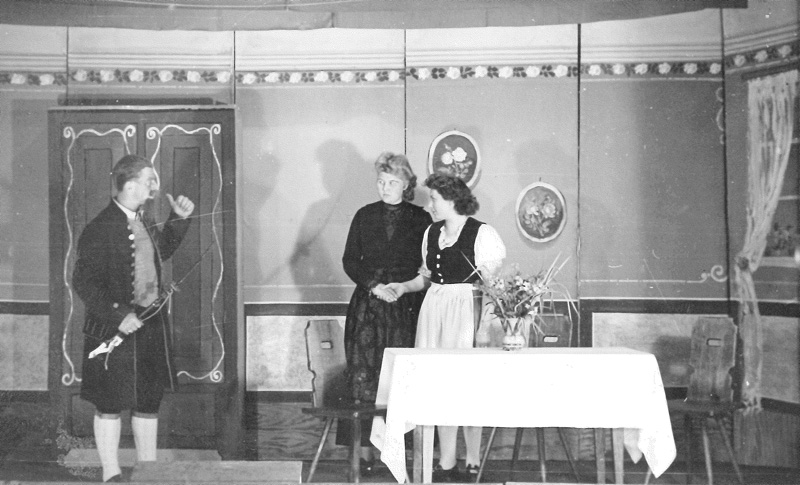 Theatergruppe, Hermann Kaiser mit Tabakspfeife, Elli Dappen spielte d. Mutter in schwarz, Trudl Braun die Tochter